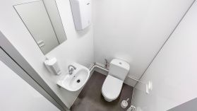 Divvietīga pārvietojamā tualete ar keramikas podiem