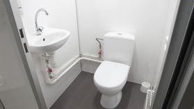 Divvietīga pārvietojamā tualete ar keramikas podiem